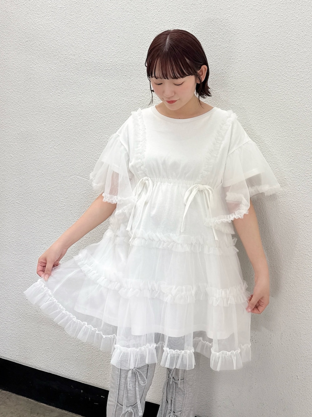 ホワイト系のワンピース、グレー系のその他パンツ、ホワイト系のスニーカーを着用したレディースの春コーディネートの4枚目の写真