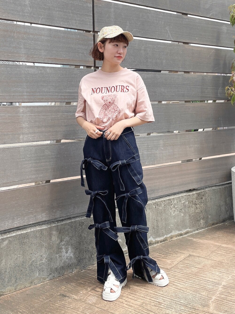ピンク系のTシャツ/カットソー、ホワイト系のトートバッグ、ブルー系のデニムパンツを着用したレディースの春コーディネートの3枚目の写真