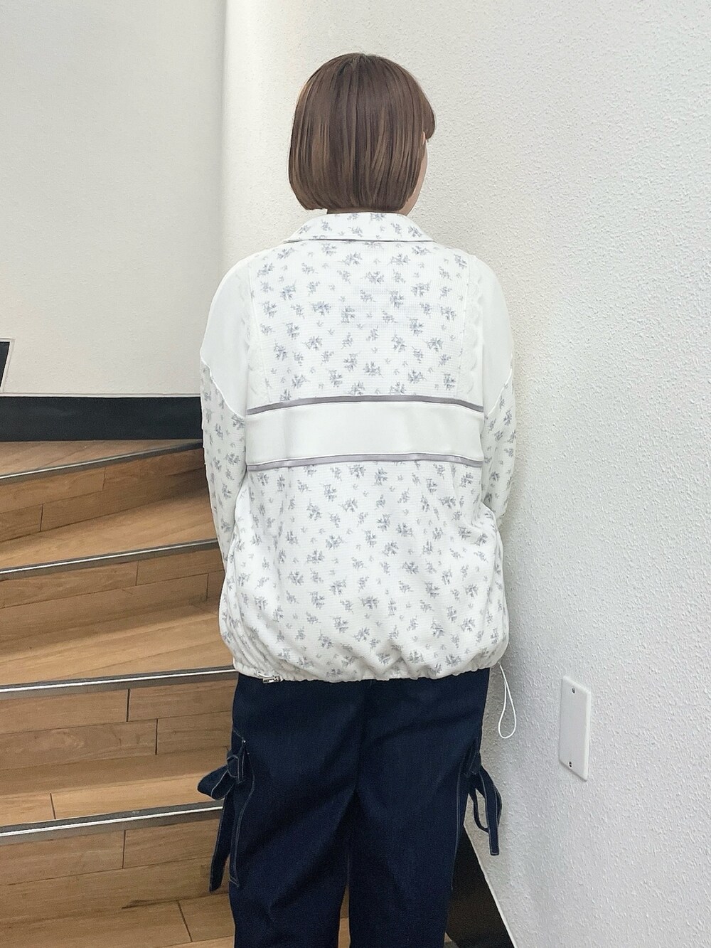 ブルー系のジャージ、ホワイト系のスウェット、ブルー系のデニムパンツを着用したレディースの春コーディネートの7枚目の写真