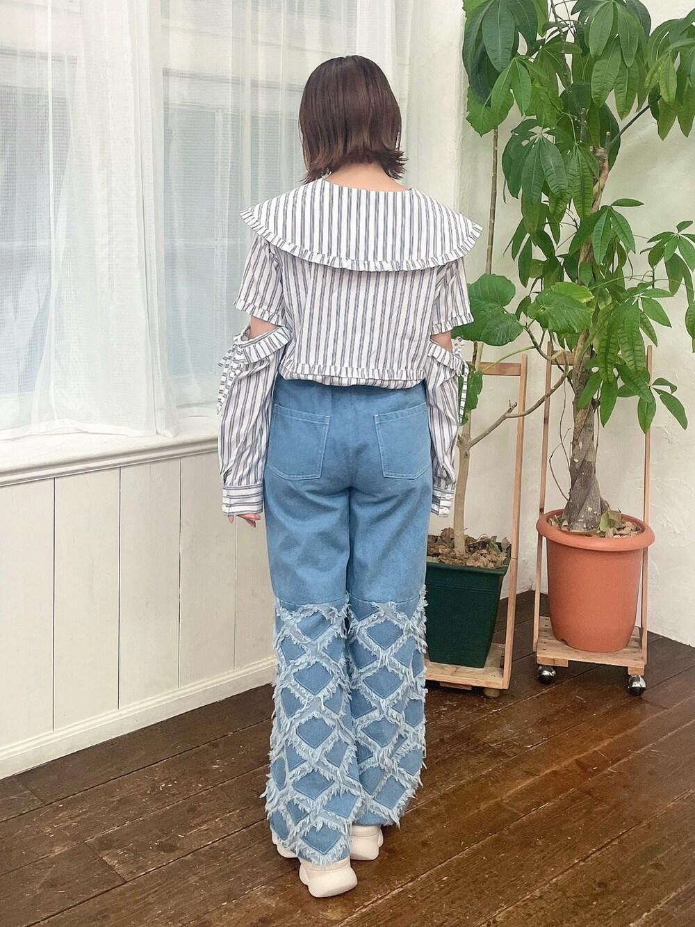 ホワイト系のシャツ/ブラウス、ブルー系のデニムパンツ、ホワイト系のスニーカーを着用したレディースの夏コーディネートの3枚目の写真