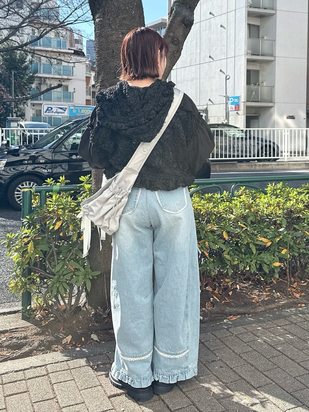 グレー系のTシャツ/カットソー、ブラック系のブルゾン、グレー系のメッセンジャーバッグを着用したレディースの冬コーディネートの3枚目の写真