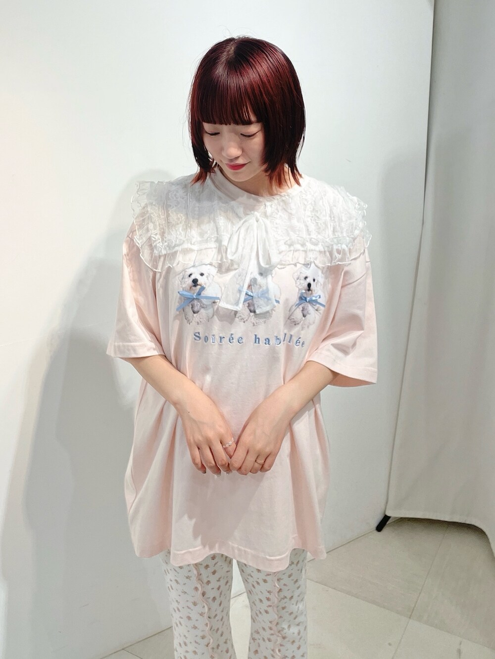 ホワイト系のトートバッグ、ピンク系のTシャツ/カットソー、ピンク系のスウェットパンツを着用したレディースの夏コーディネートの5枚目の写真