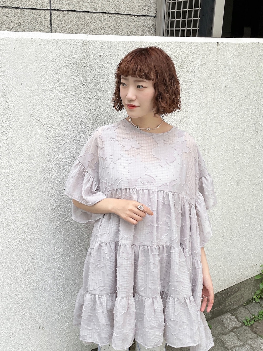 パープル系のワンピース、ブルー系のその他パンツ、ホワイト系のパンプスを着用したレディースの春コーディネートの4枚目の写真