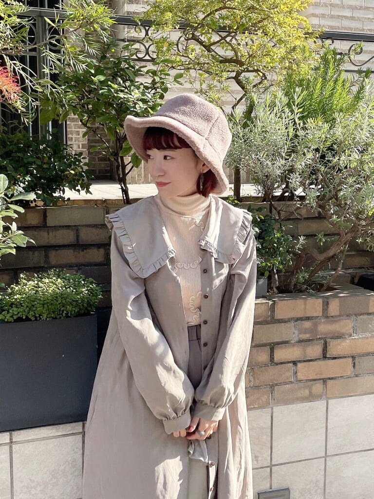 ホワイト系のニット/セーター、ベージュ系のスカート、ホワイト系のブーツを着用したレディースの冬コーディネートの4枚目の写真