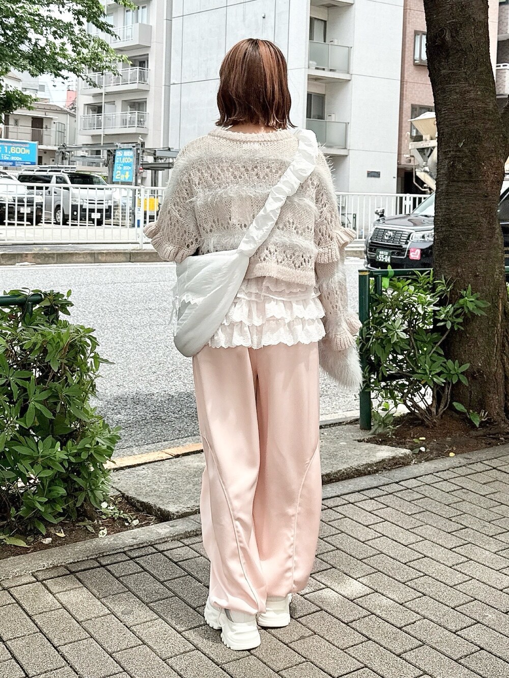 ピンク系のその他パンツ、ホワイト系のショルダーバッグ、グレー系のカーディガン/ボレロを着用したレディースの夏コーディネートの3枚目の写真