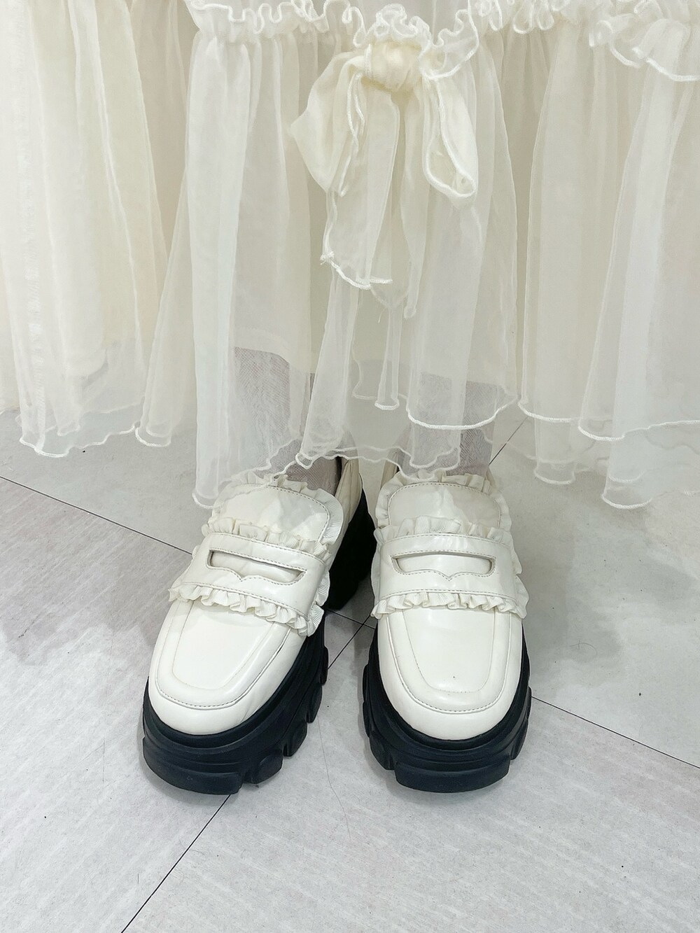 ピンク系のブルゾン、ピンク系のニット/セーター、その他のショルダーバッグを着用したレディースの冬コーディネートの9枚目の写真