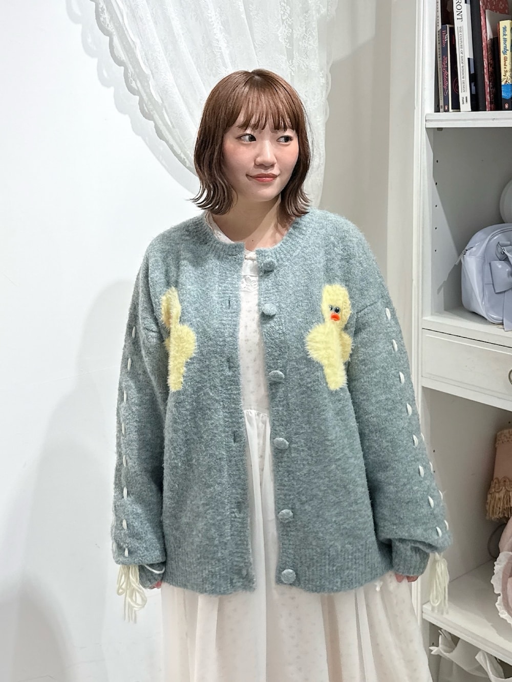 ホワイト系のワンピース、レッド系のワンピース、ホワイト系のバレエシューズを着用したレディースの秋コーディネートの5枚目の写真