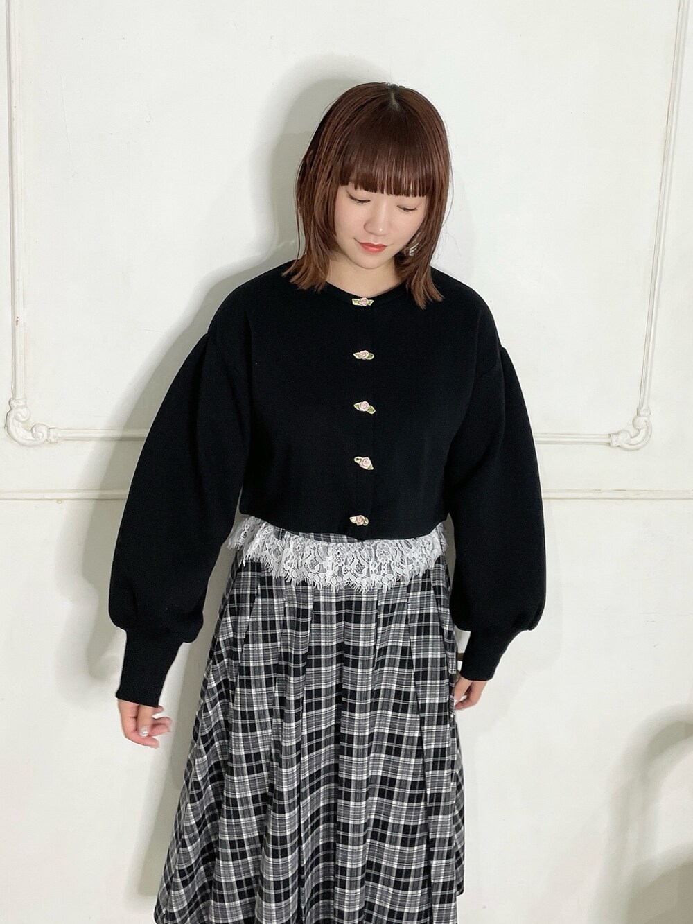 ブラック系のカーディガン/ボレロ、ブラック系のスカート、ブラック系のローファーを着用したレディースの秋コーディネートの4枚目の写真