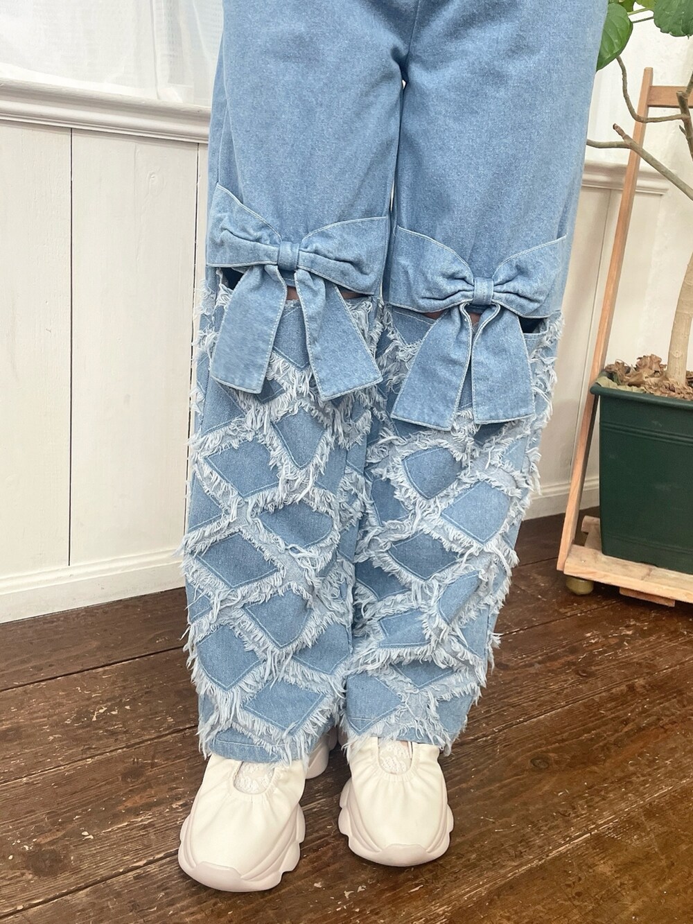 ホワイト系のシャツ/ブラウス、ブルー系のデニムパンツ、ホワイト系のスニーカーを着用したレディースの夏コーディネートの7枚目の写真