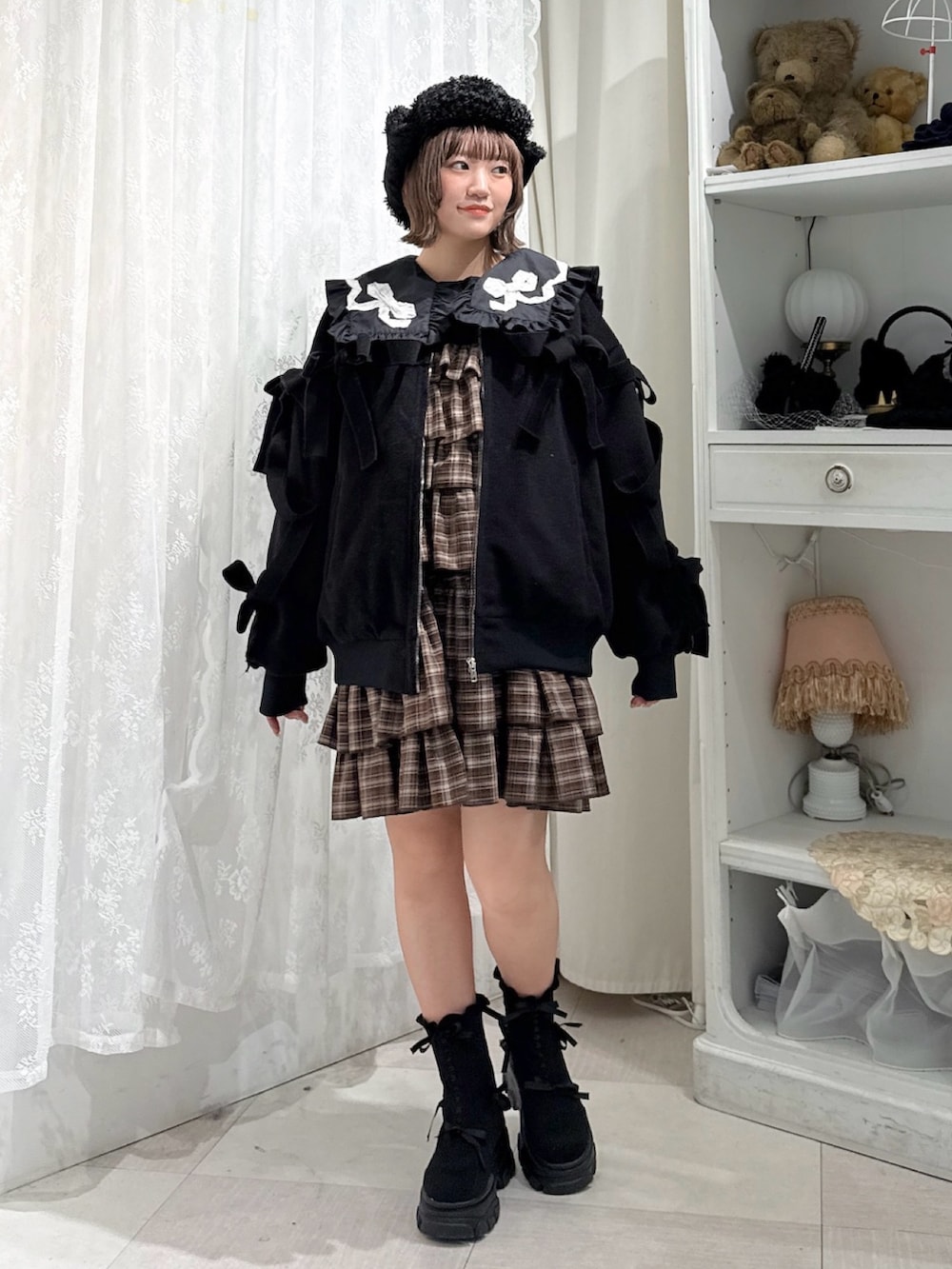 ブラウン系のワンピース、ブラック系のシャツ/ブラウス、ブラック系のブルゾンを着用したレディースの秋コーディネートの2枚目の写真