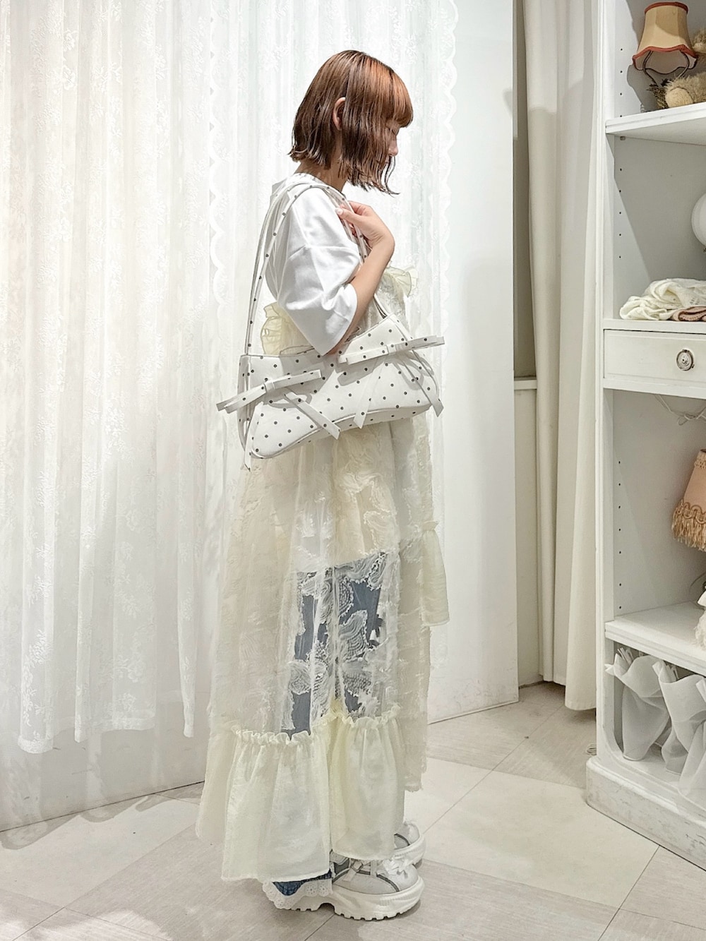 その他のハンドバッグ、ホワイト系のワンピース、ホワイト系のTシャツ/カットソーを着用したレディースの夏コーディネートの3枚目の写真