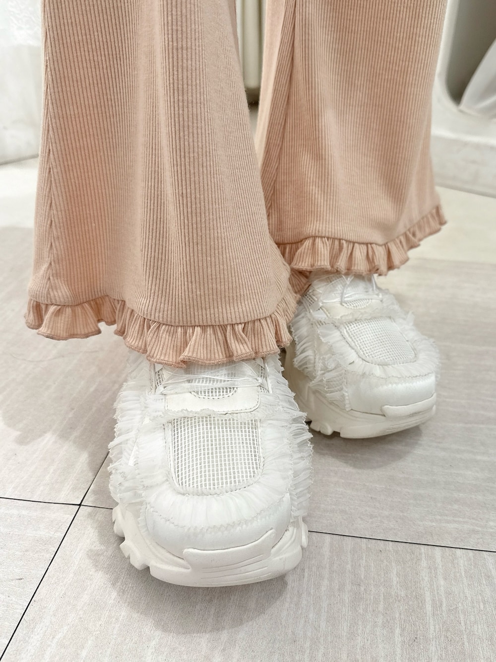 ホワイト系のTシャツ/カットソー、ホワイト系のスカート、ピンク系のスウェットパンツを着用したレディースの春コーディネートの9枚目の写真