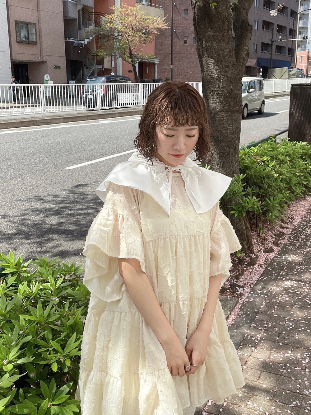 ホワイト系のワンピース、ホワイト系のスラックス、ゴールド系のパンプスを着用したレディースの春コーディネートの4枚目の写真
