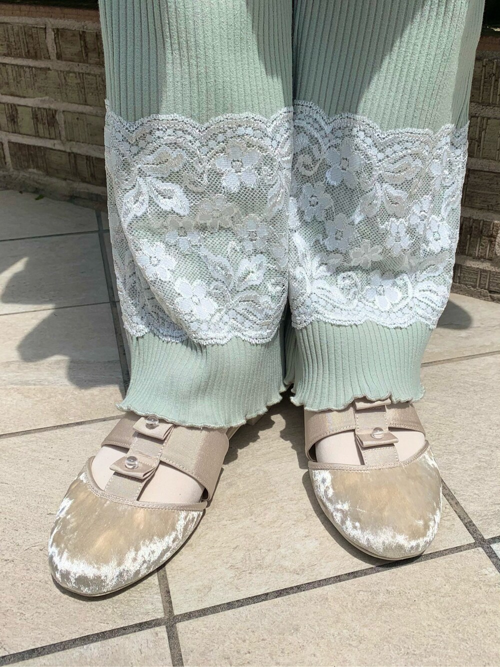 ホワイト系のワンピース、グリーン系のその他パンツ、ベージュ系のその他シューズを着用したレディースの春コーディネートの6枚目の写真