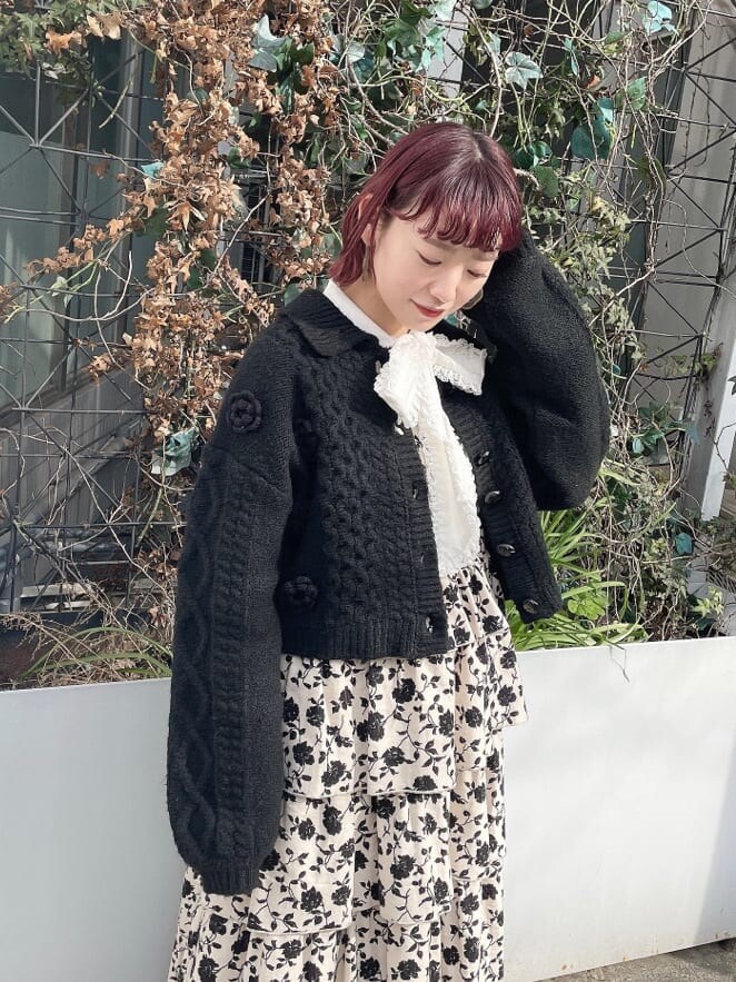 ホワイト系のシャツ/ブラウス、ブラック系のブーツ、ブラック系のカーディガン/ボレロを着用したレディースの冬コーディネートの2枚目の写真