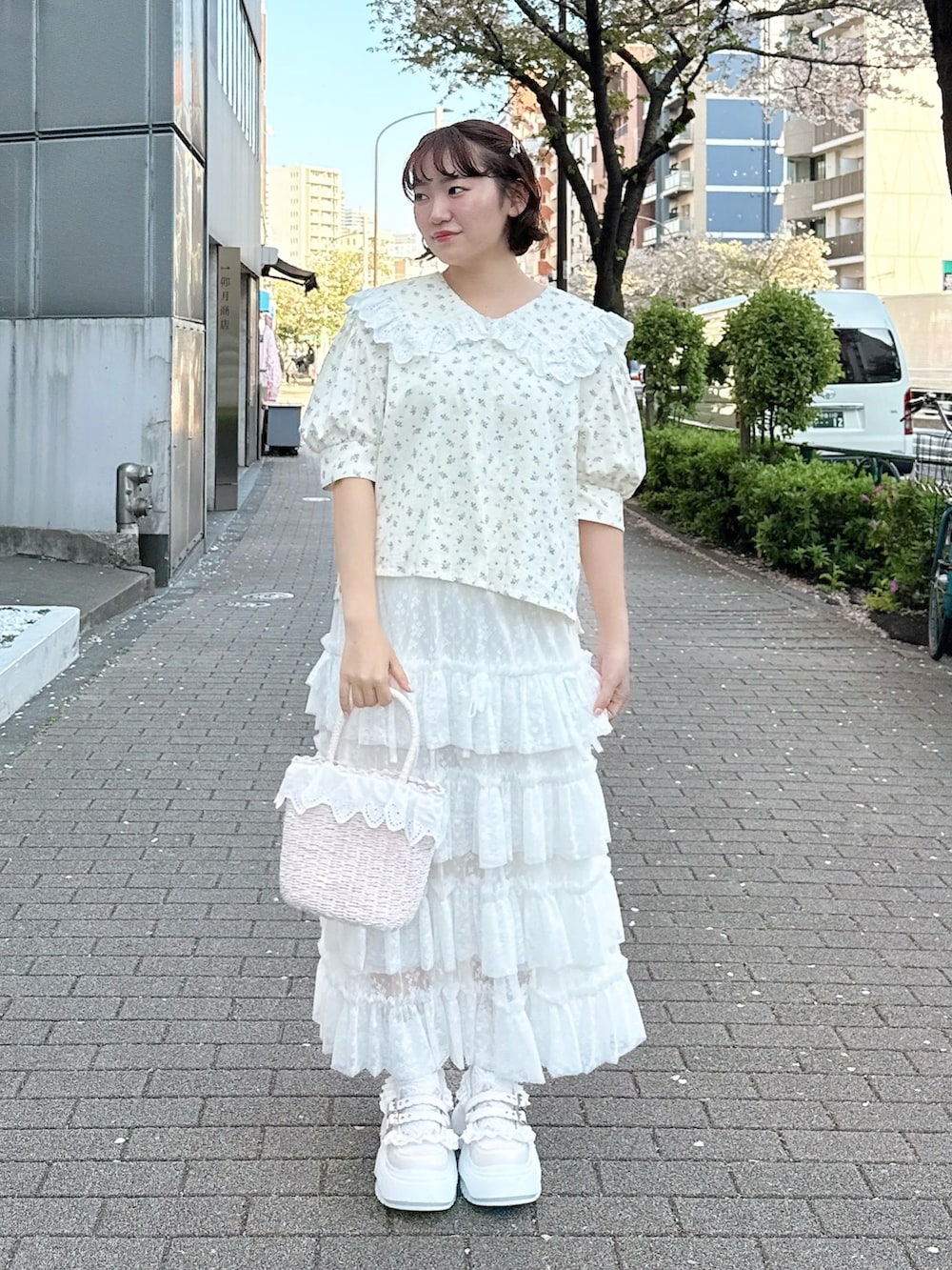 その他のシャツ/ブラウス、ピンク系のハンドバッグ、ホワイト系のスカートを着用したレディースの春コーディネートの2枚目の写真
