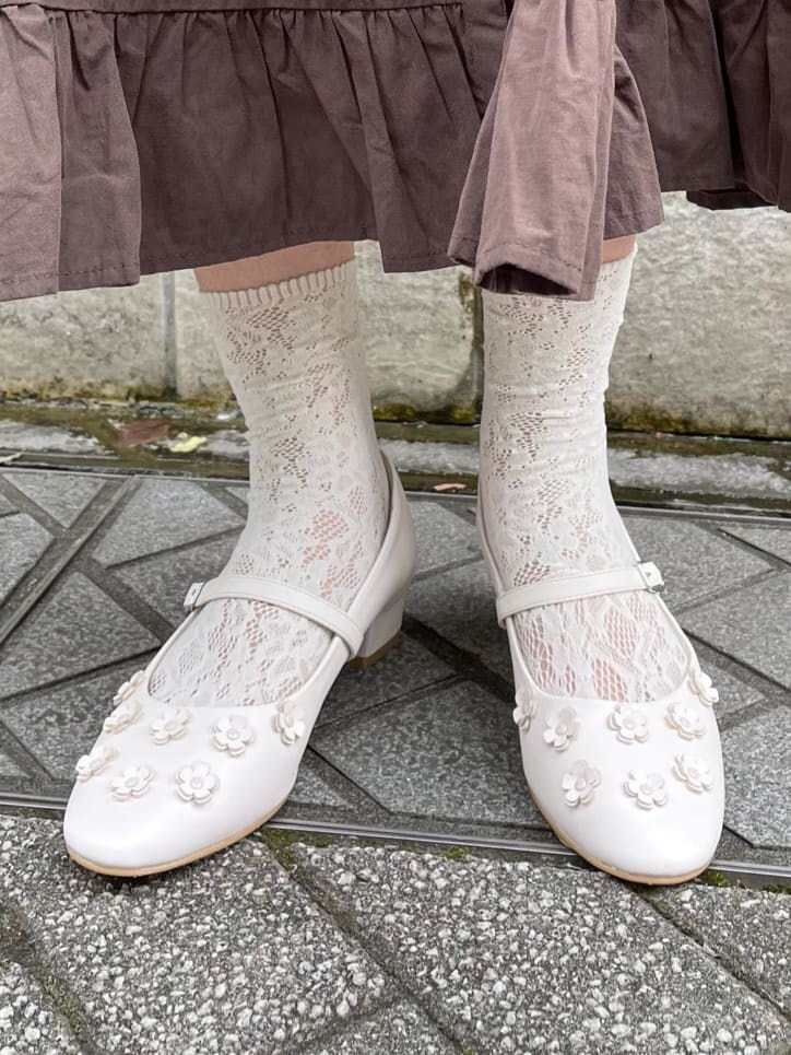 ベージュ系のハンドバッグ、ホワイト系のニット/セーター、ブラウン系のワンピースを着用したレディースの秋コーディネートの7枚目の写真