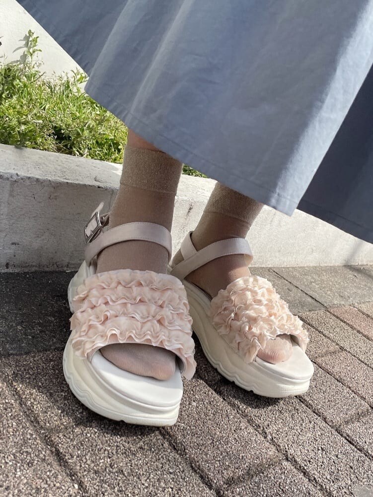 イエロー系のカーディガン/ボレロ、ブルー系のワンピース、ホワイト系のサンダルを着用したレディースの春コーディネートの6枚目の写真