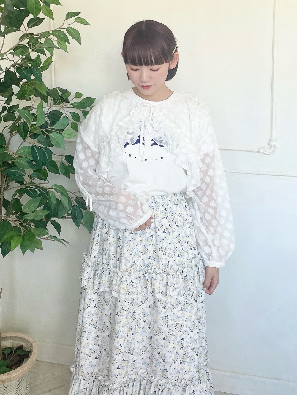 イエロー系のスカート、ブルー系のサンダル、ホワイト系のTシャツ/カットソーを着用したレディースの春コーディネートの4枚目の写真