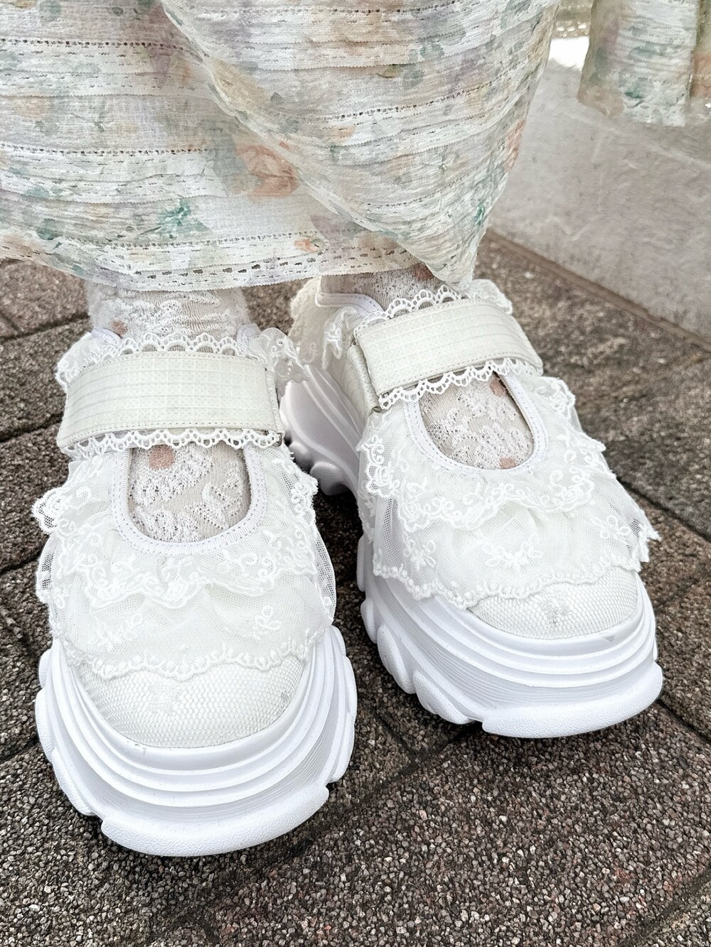 イエロー系のワンピース、ホワイト系のシャツ/ブラウス、ホワイト系のスニーカーを着用したレディースの夏コーディネートの7枚目の写真