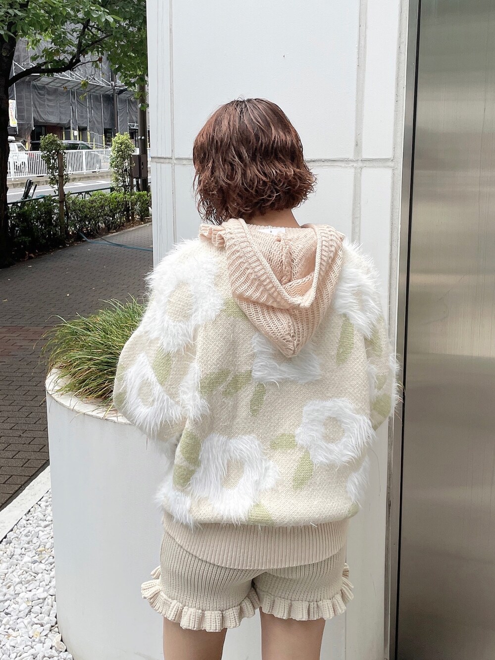 ホワイト系のニット/セーター、ホワイト系のスウェットパンツ、ブラウン系のブーツを着用したレディースの夏コーディネートの5枚目の写真