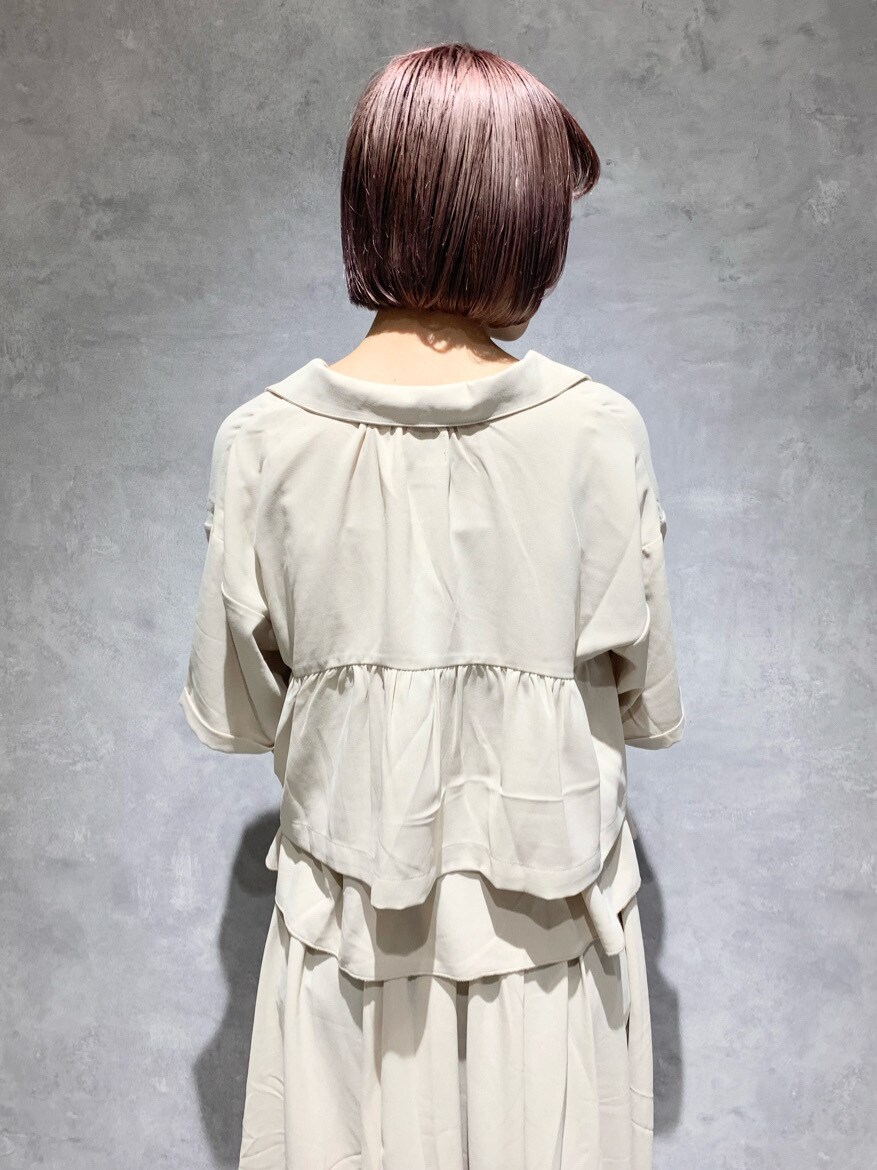 ホワイト系のシャツ/ブラウス、ホワイト系のスカート、ホワイト系のその他シューズを着用したレディースの春コーディネートの7枚目の写真