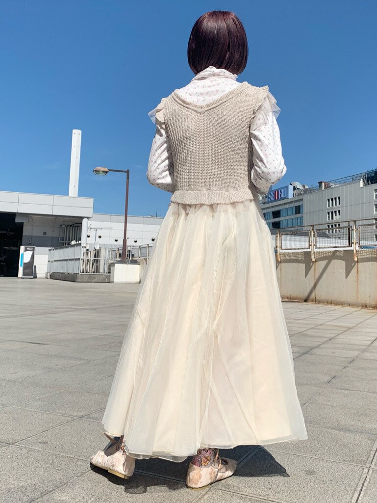 ホワイト系のその他シューズ、ホワイト系のニット/セーターを着用したレディースの春コーディネートの2枚目の写真