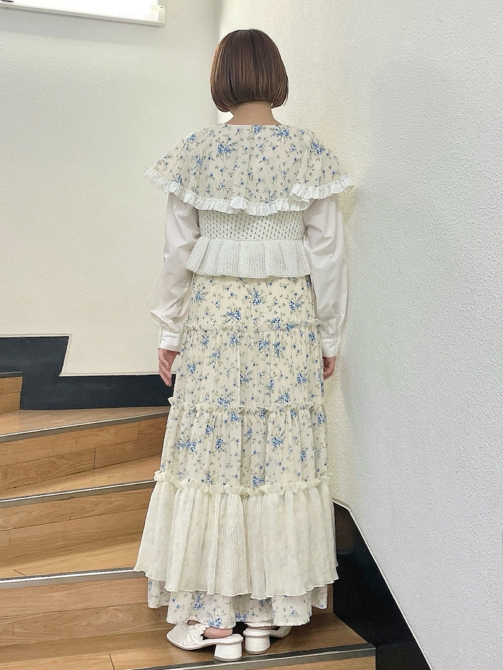 ブルー系のシャツ/ブラウス、ホワイト系のキャミソール、ブルー系のスカートを着用したレディースの冬コーディネートの3枚目の写真