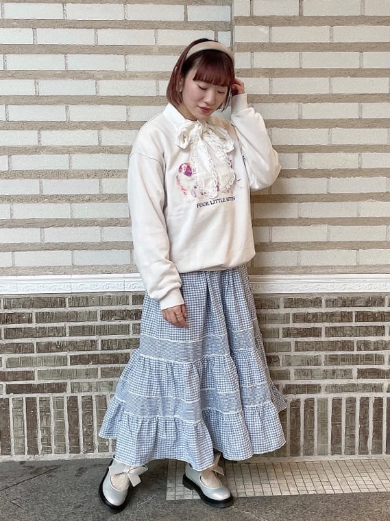 ホワイト系のパンプス、ホワイト系のシャツ/ブラウス、ブルー系のスカートを着用したレディースの冬コーディネートの2枚目の写真