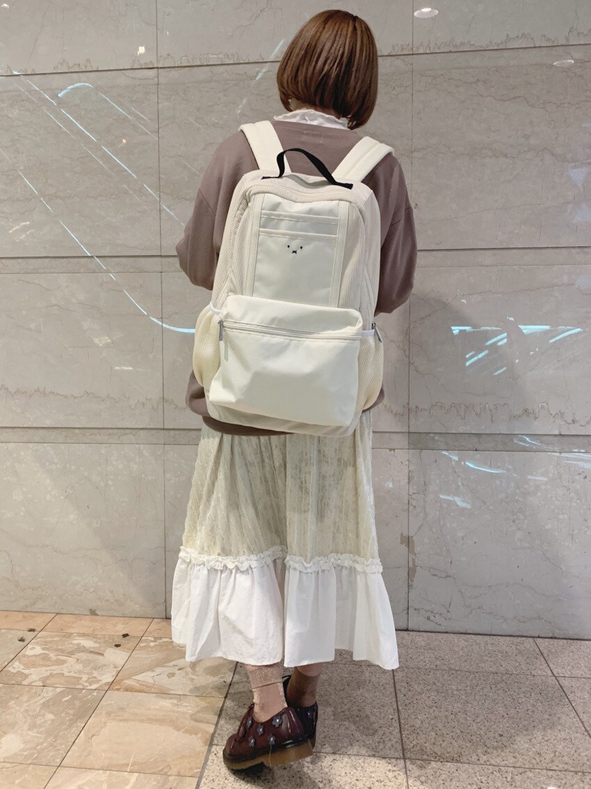 ホワイト系のバックパック/リュック、ベージュ系のTシャツ/カットソーを着用したレディースの冬コーディネートの5枚目の写真