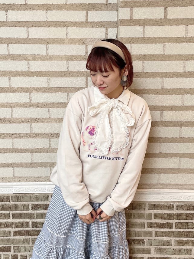 ホワイト系のパンプス、ホワイト系のシャツ/ブラウス、ブルー系のスカートを着用したレディースの冬コーディネートの4枚目の写真