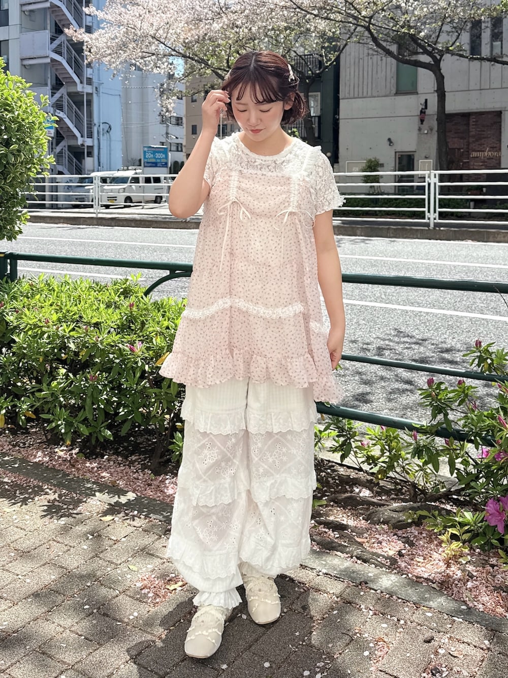 ホワイト系のTシャツ/カットソー、ピンク系のワンピース、ピンク系のバックパック/リュックを着用したレディースの春コーディネートの2枚目の写真
