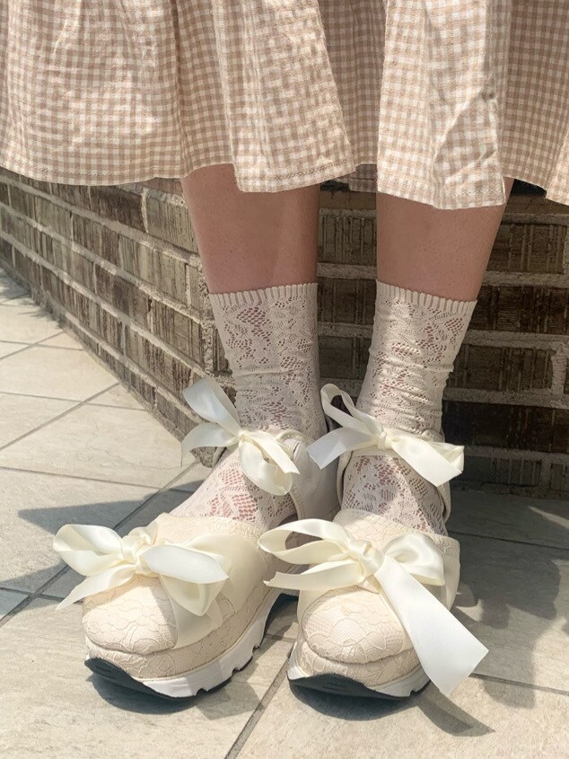 ベージュ系のワンピース、ベージュ系のワンピースを着用したレディースの夏コーディネートの6枚目の写真