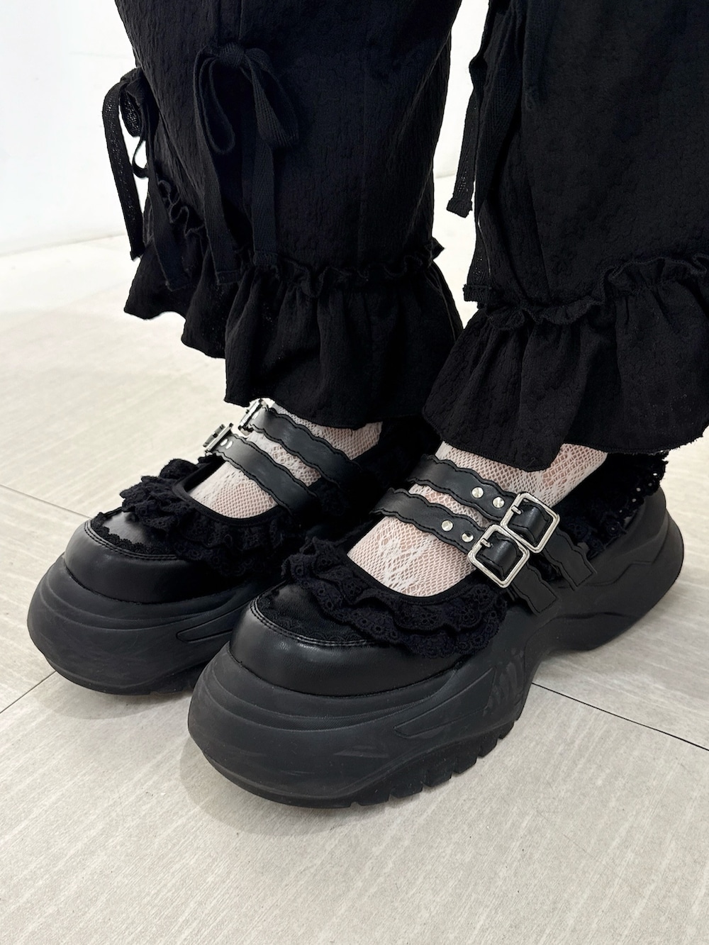 その他のシャツ/ブラウス、ブラック系のカーゴパンツ、ブラック系のスニーカーを着用したレディースの夏コーディネートの7枚目の写真