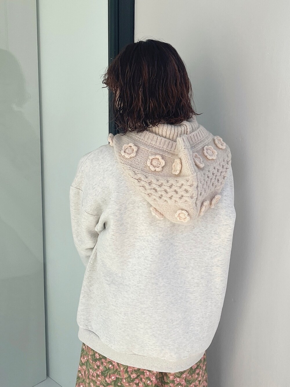 オレンジ系のワンピース、ホワイト系のスウェット、ホワイト系のローファーを着用したレディースの冬コーディネートの4枚目の写真