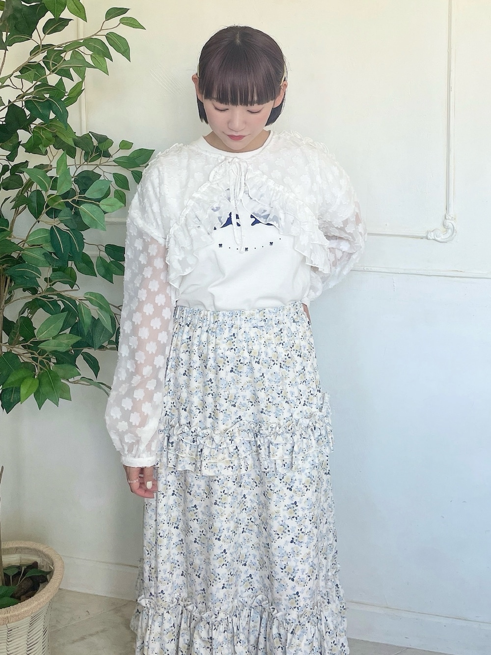 イエロー系のスカート、ブルー系のサンダル、ホワイト系のTシャツ/カットソーを着用したレディースの春コーディネートの5枚目の写真