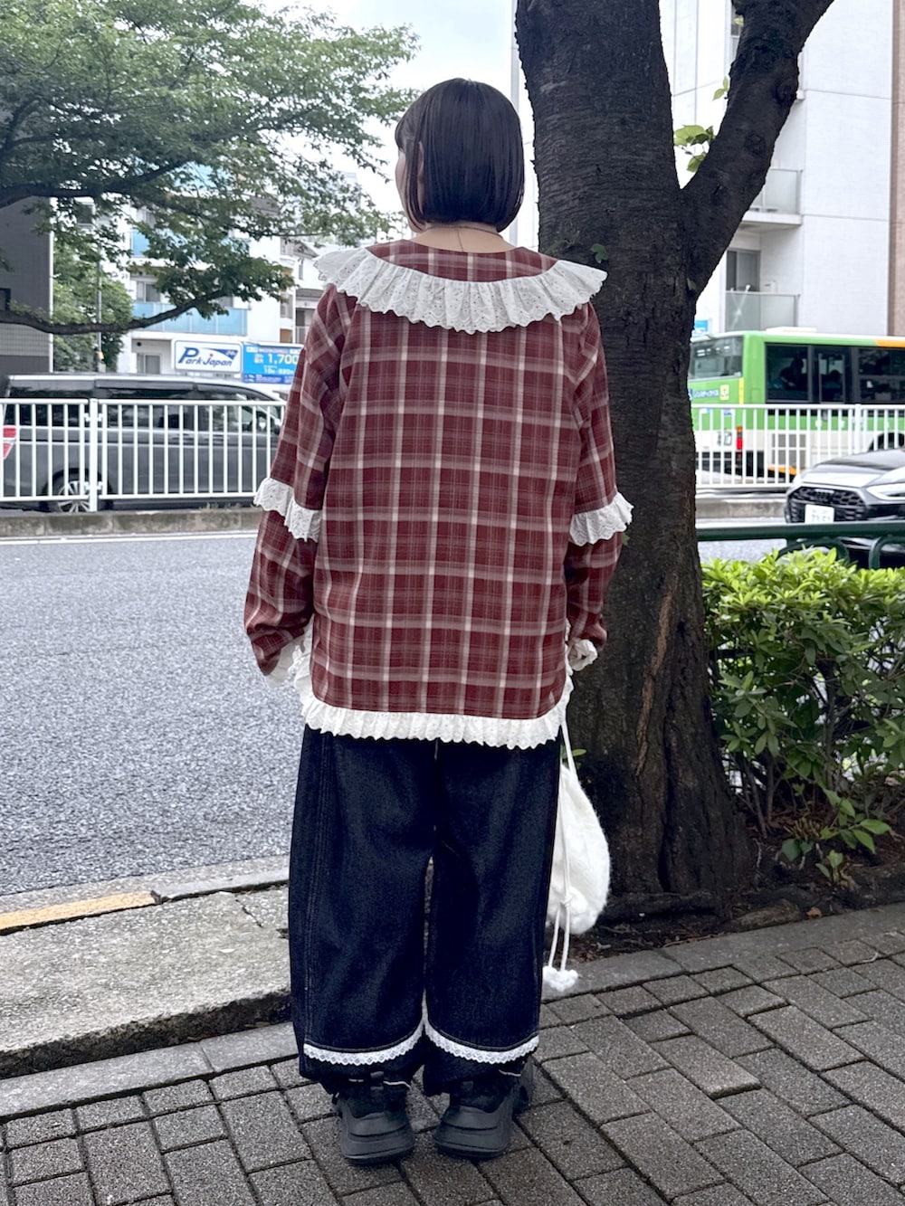ホワイト系のTシャツ/カットソー、レッド系のシャツ/ブラウス、ホワイト系のバックパック/リュックを着用したレディースの夏コーディネートの3枚目の写真