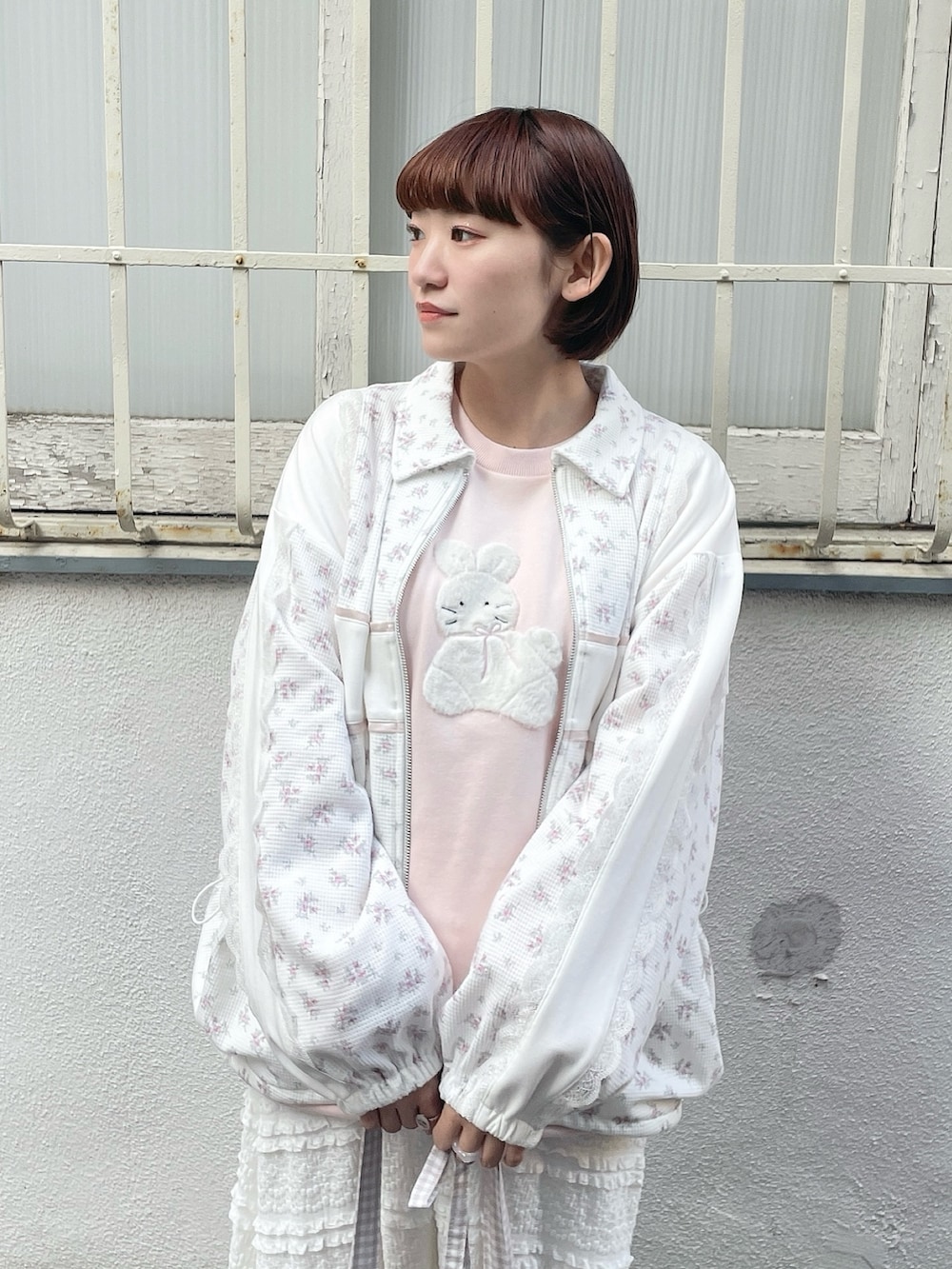 ピンク系のジャージ、ベージュ系のトートバッグ、ピンク系のスウェットを着用したレディースの冬コーディネートの6枚目の写真