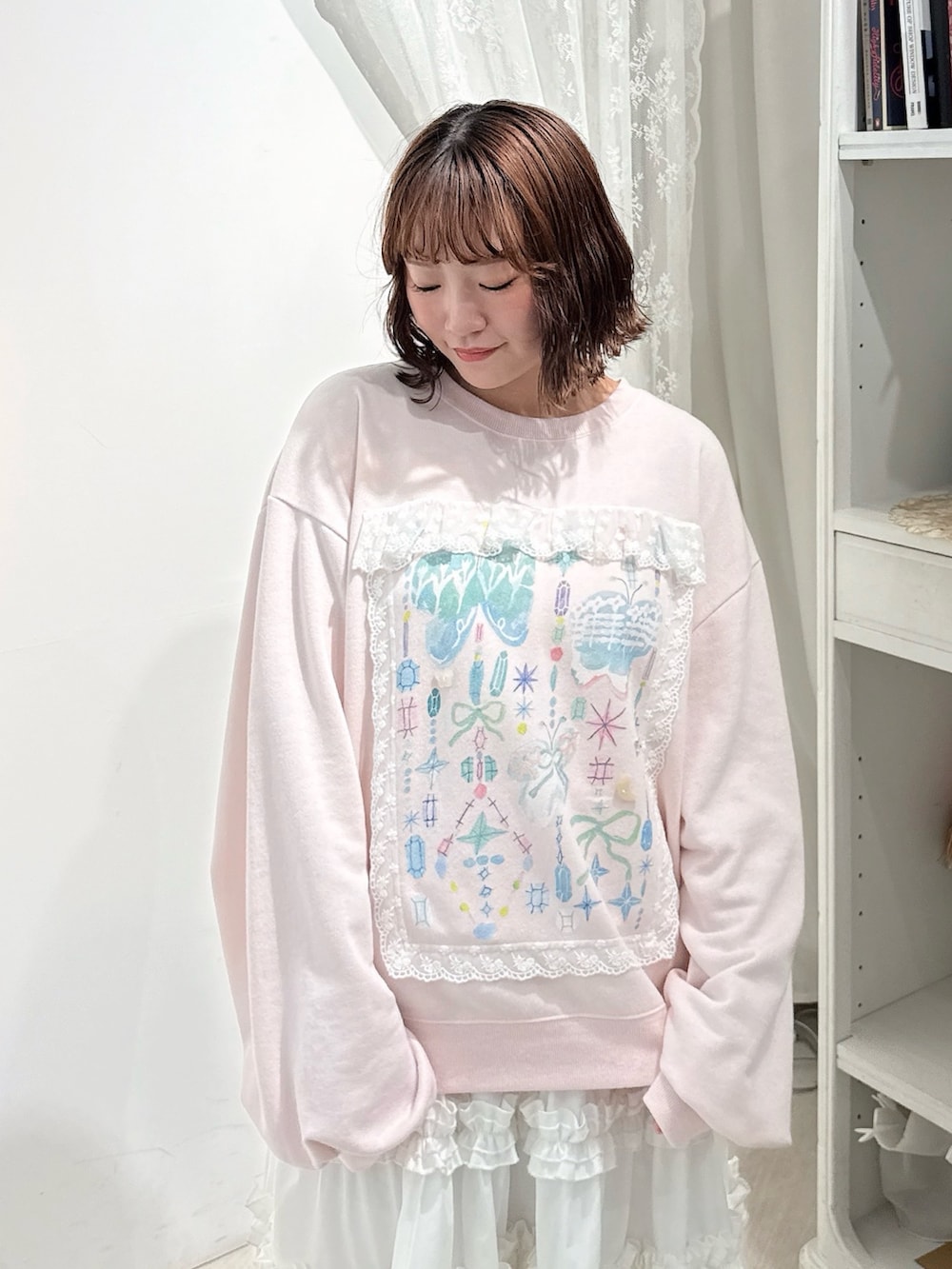 ピンク系のスウェット、ホワイト系のショルダーバッグ、ホワイト系のスカートを着用したレディースの夏コーディネートの5枚目の写真