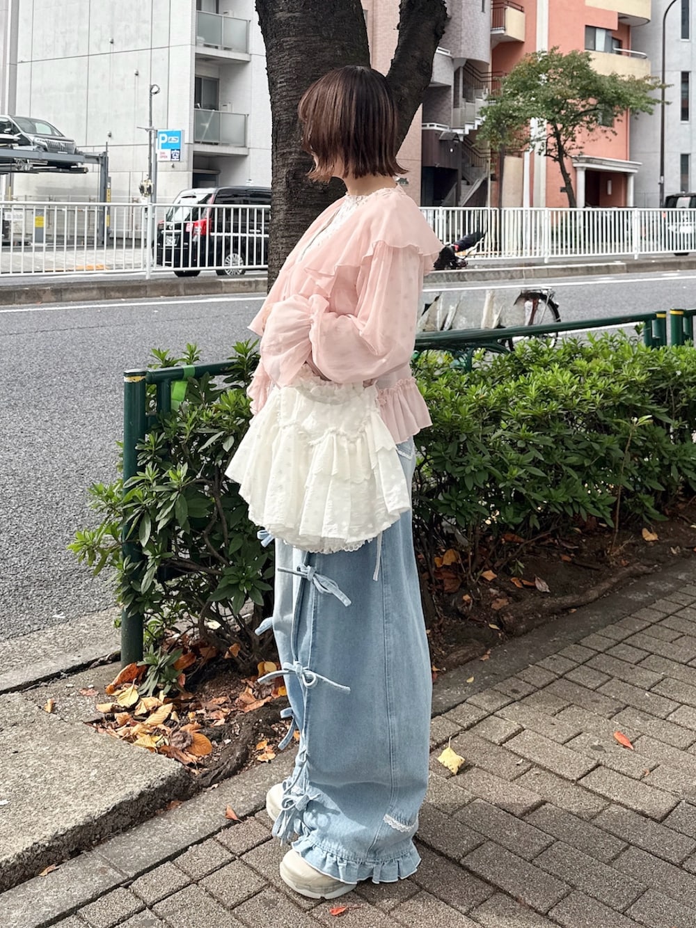 ピンク系のカーディガン/ボレロ、ピンク系のTシャツ/カットソー、ホワイト系のショルダーバッグを着用したレディースの秋コーディネートの3枚目の写真