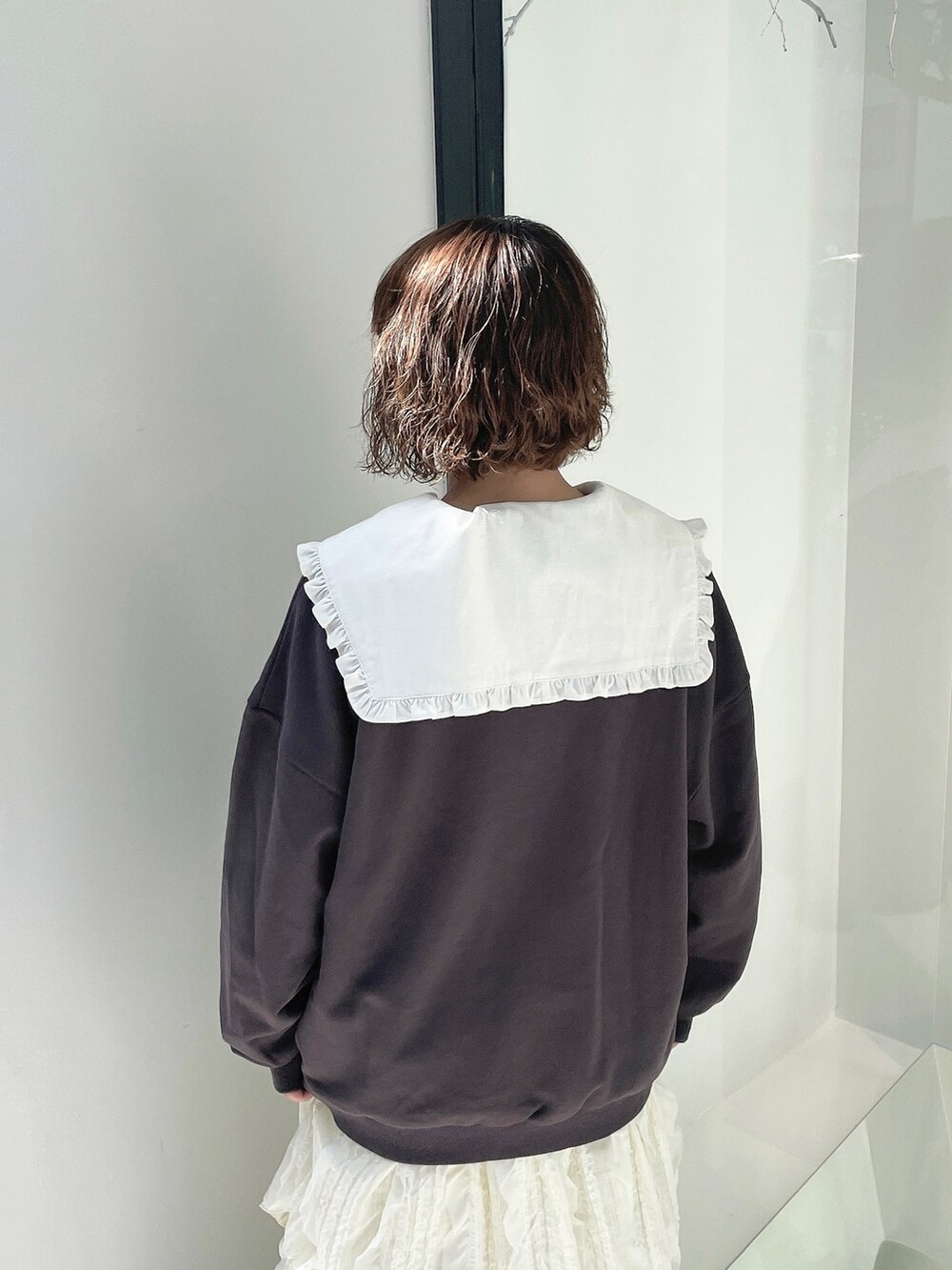 グレー系のスウェット、ホワイト系のワンピース、ホワイト系のスカートを着用したレディースの夏コーディネートの4枚目の写真