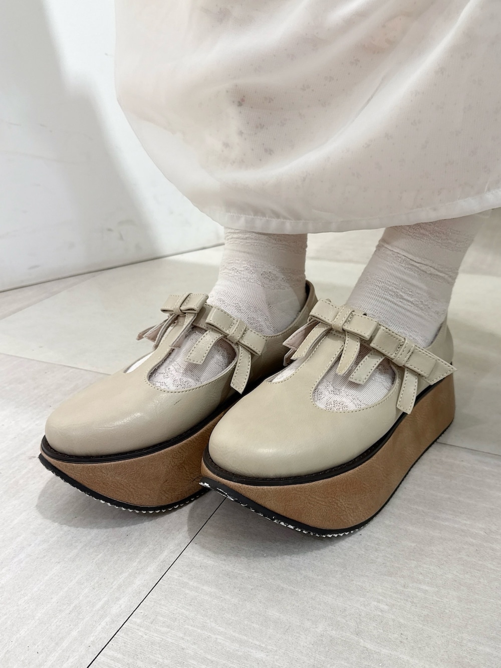 ホワイト系のワンピース、レッド系のワンピース、ホワイト系のバレエシューズを着用したレディースの秋コーディネートの10枚目の写真