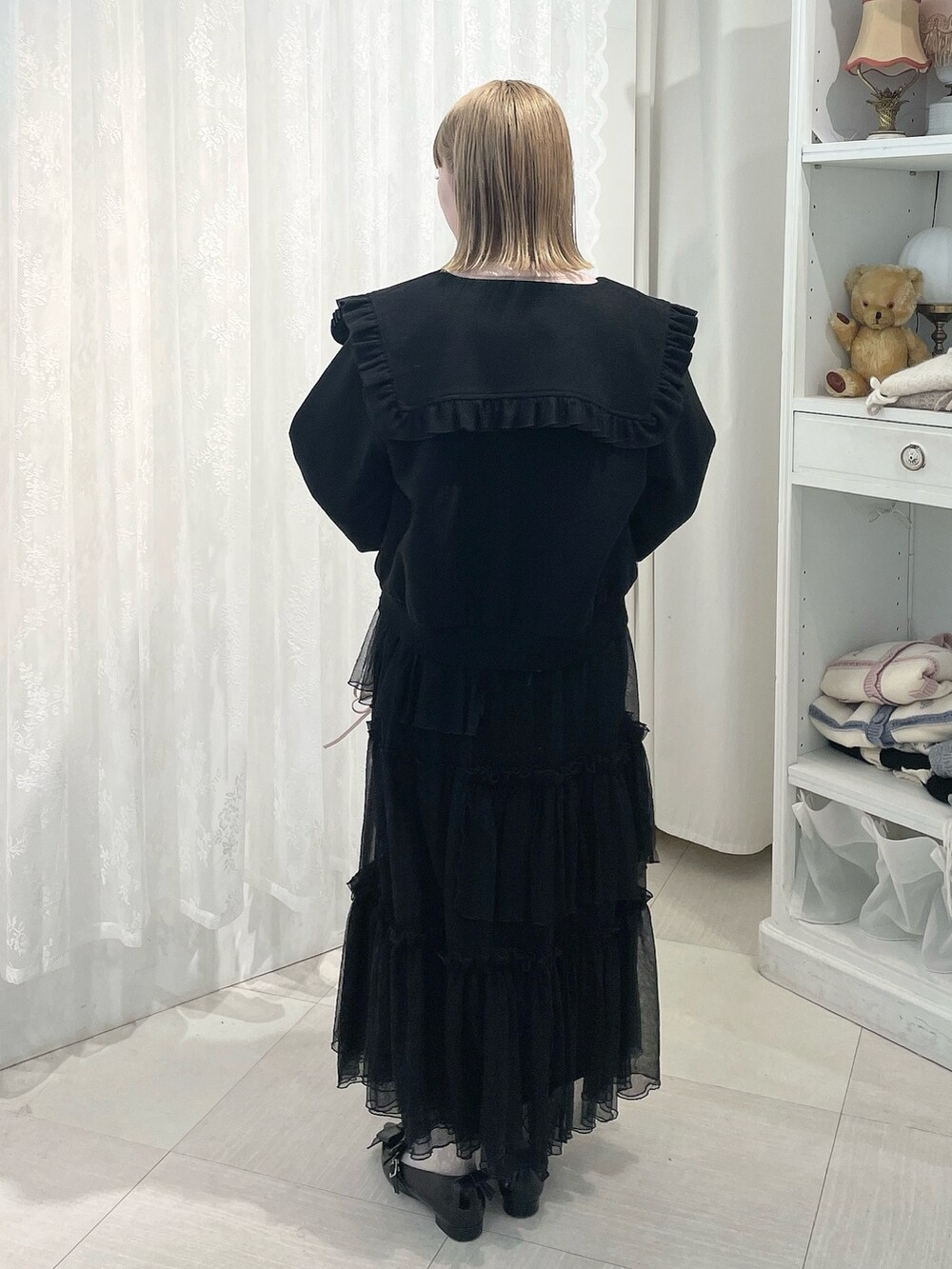 ブラック系のブルゾン、ピンク系のニット/セーター、ピンク系のショルダーバッグを着用したレディースの冬コーディネートの3枚目の写真