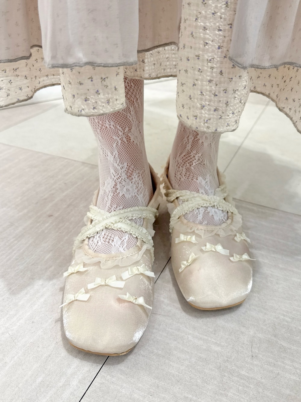 ホワイト系のTシャツ/カットソー、グレー系のワンピース、ホワイト系のワンピースを着用したレディースの春コーディネートの6枚目の写真