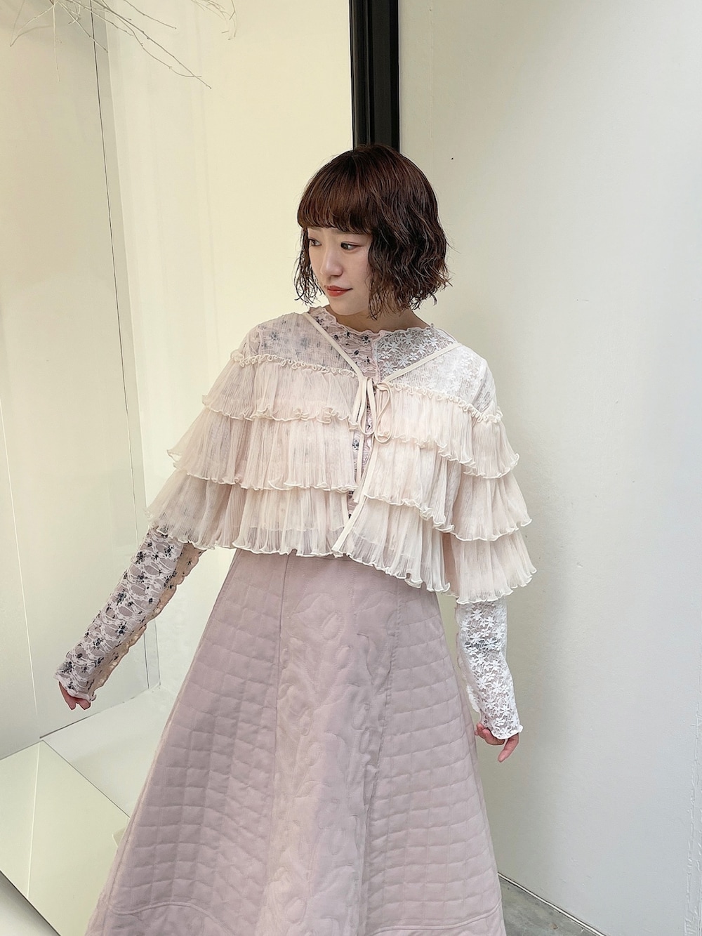 ホワイト系のカーディガン/ボレロ、ピンク系のTシャツ/カットソー、ピンク系のスカートを着用したレディースの夏コーディネートの6枚目の写真