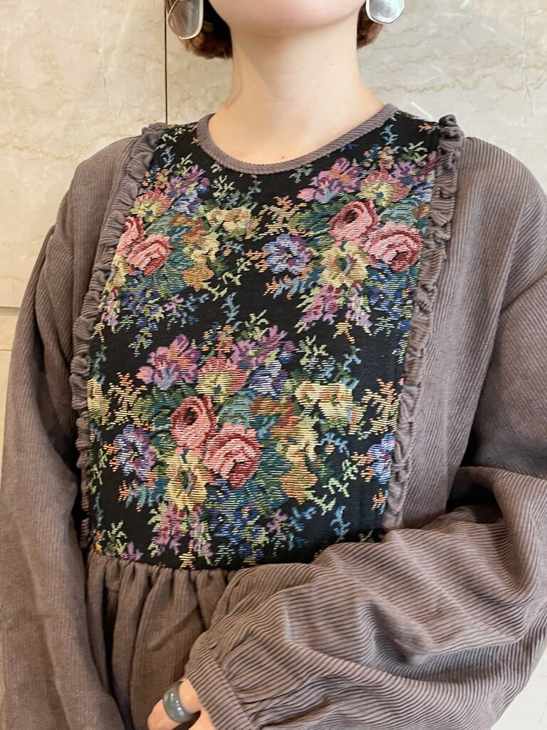 ホワイト系のその他シューズ、ブラウン系のワンピースを着用したレディースの秋コーディネートの5枚目の写真