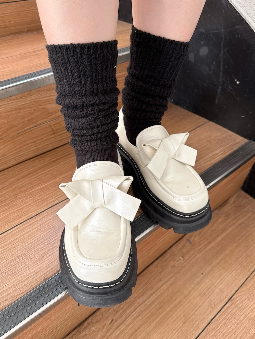 ホワイト系のシャツ/ブラウス、ブルー系のスウェット、ブラック系のワンピースを着用したレディースの冬コーディネートの7枚目の写真