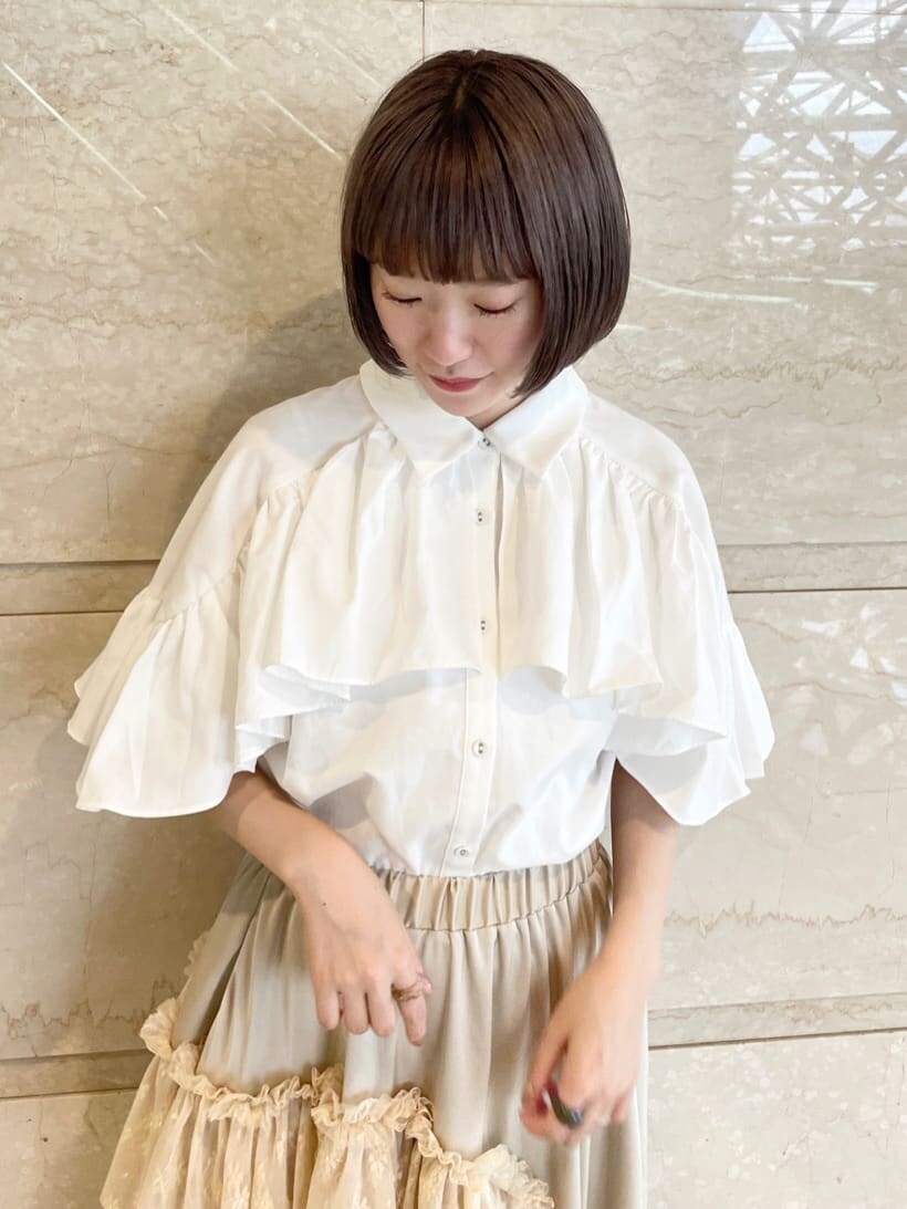 ホワイト系のスカート、ホワイト系のパンプスを着用したレディースの夏コーディネートの3枚目の写真