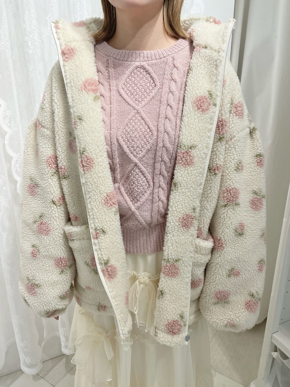 ピンク系のブルゾン、ピンク系のニット/セーター、その他のショルダーバッグを着用したレディースの冬コーディネートの7枚目の写真