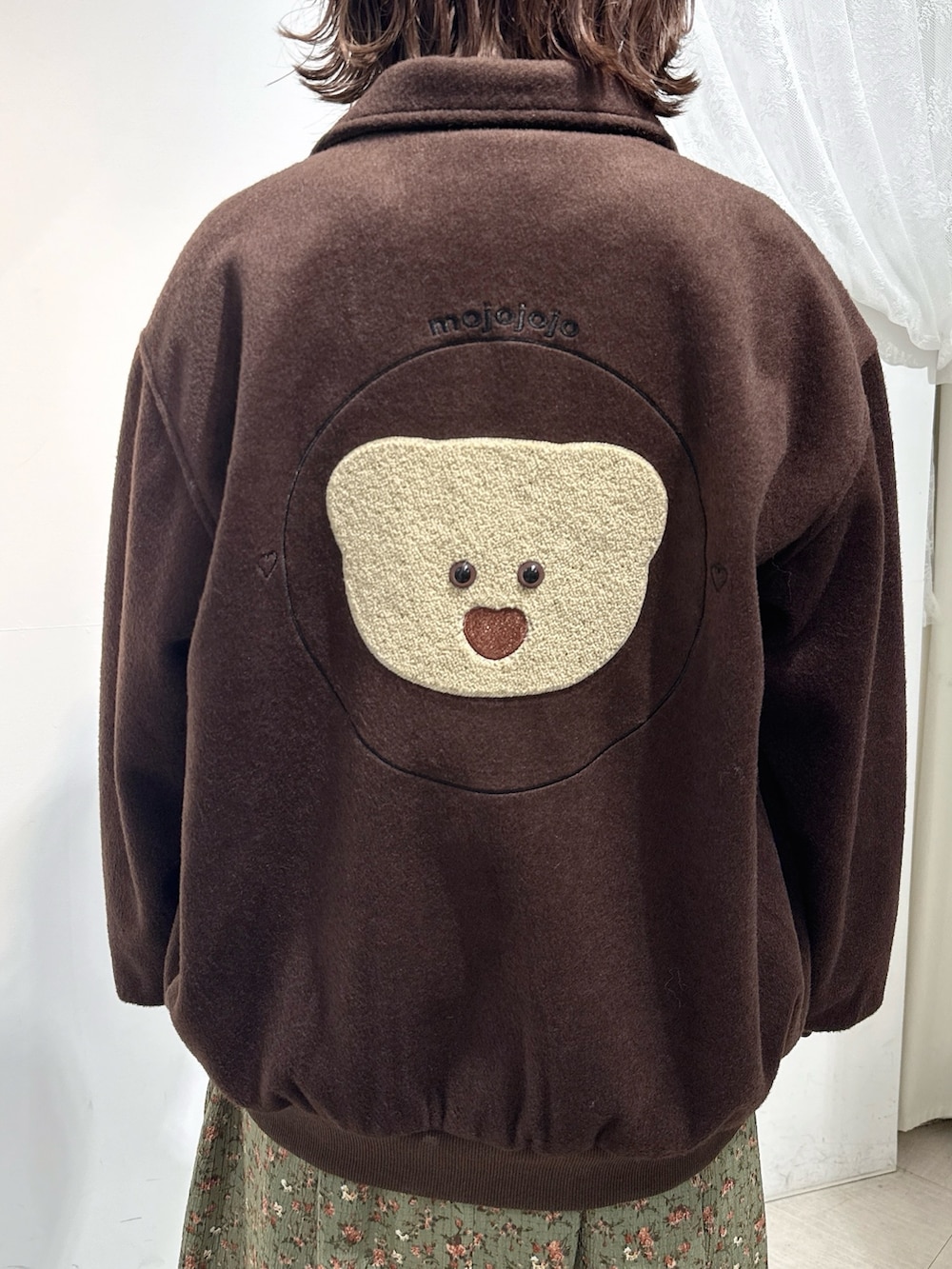 ホワイト系のニット/セーター、グリーン系のワンピース、ホワイト系のバレエシューズを着用したレディースの秋コーディネートの8枚目の写真